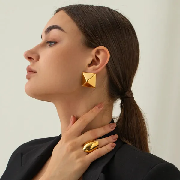 Gold_Solid_Square_Stud_Earrings_For_Women